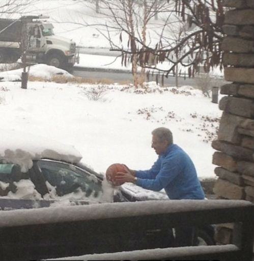 funny-man-clear-snow-ice-car-basketball-pics