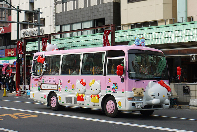 Hello Kitty bus via iheartcats.com