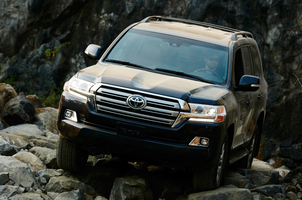 2016-toyota-land-cruiser-front-off-road-in-motion-05