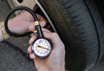 Checking tire pressure via ronnielogues.com 
